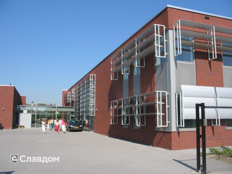 Здание школы в провинции Северный Брабант с применением кирпича Terca Baccara Blue