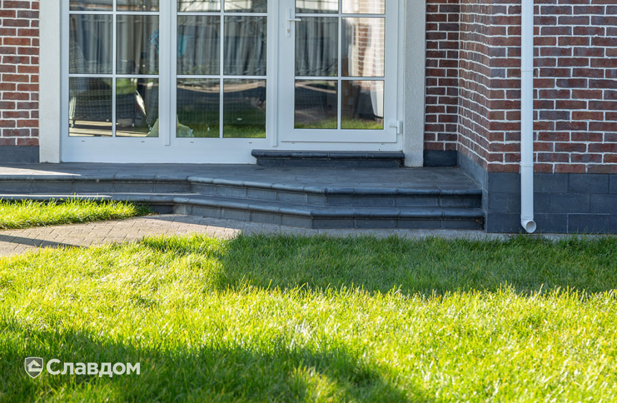 Частный дом с облицовкой плиткой Roben Formback Buntgeflammt