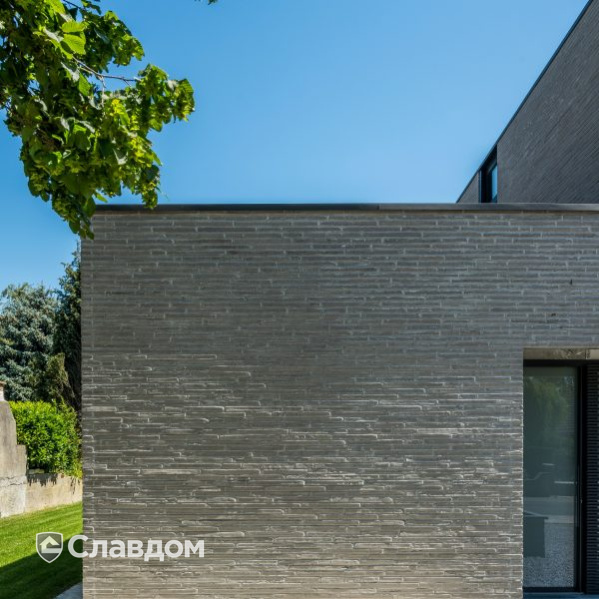 Частный дом в Бесонрье с облицовкой кирпичом Terca Polaris Wasserstrich Spezial Grijs