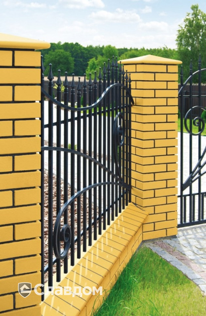 Забор частного дома с применением клинкерных оголовков, профильного кирпича и фасадной плитки King Klinker 10 Пустынная роза