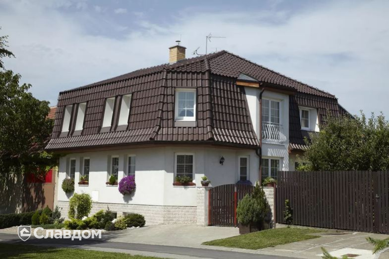 Жилой дом с черепицей TONDACH Романская 13-коричневый ангоб