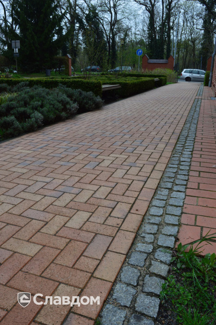 Двор многоэтажного дома с применением брусчатки Vandersanden Radeberg