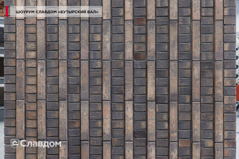 «Парящие» колонны из кирпича Plinfa в шоуруме Славдом «Бутырский Вал»