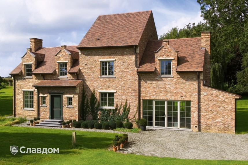 Особняк с применением керамической черепицы Koramic Patrimony Handcrafted Plain Tile Kent Red, Vineyard Black, Lichen Green