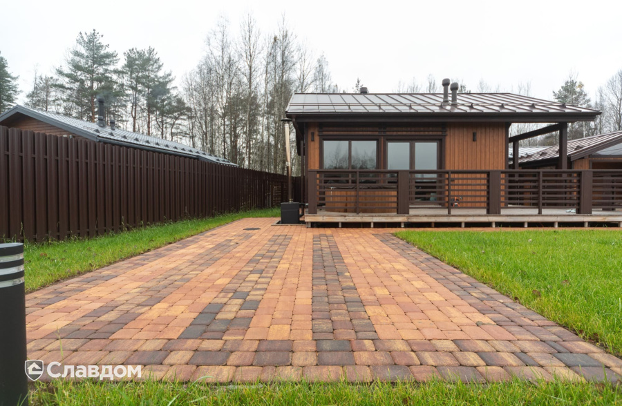 Частный дом в Ленинградской области с мощением плиткой Braer Классико