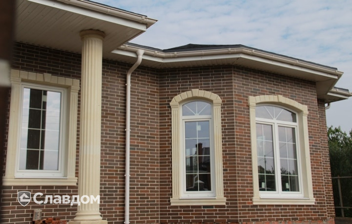 Жилой дом с облицовкой кирпичом Terca Red Flame гладкий