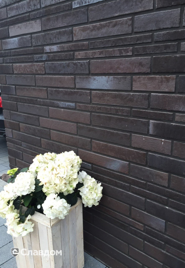 Офис с облицовкой фасадной плиткой Stroeher Zeitlos 359 kohlenglanz