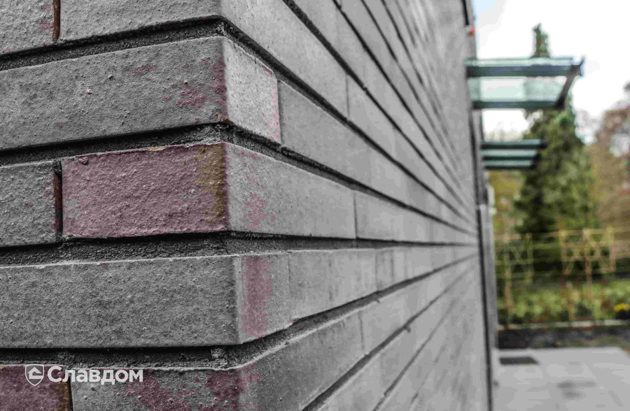 Загородный дом с облицовкой кирпичом MUHR 10 Violettblau geflammt