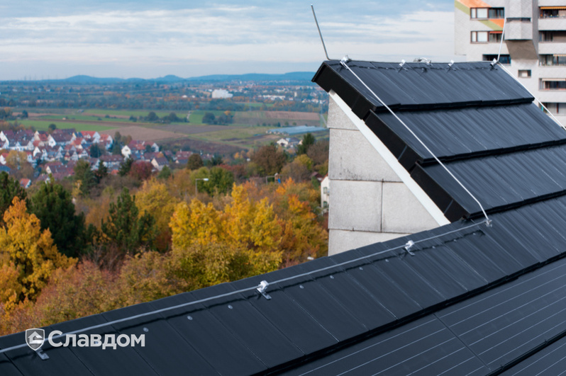 Крыша многоэтажного дома из черепицы Creaton Domino Schwarz Glasiert