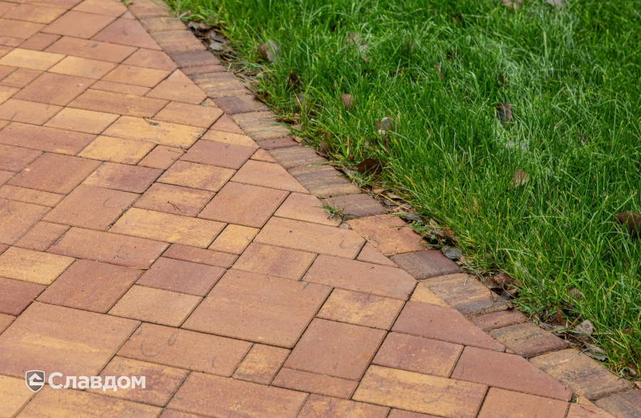 Частный дом в Ленинградской области с мощением плиткой Braer Классико