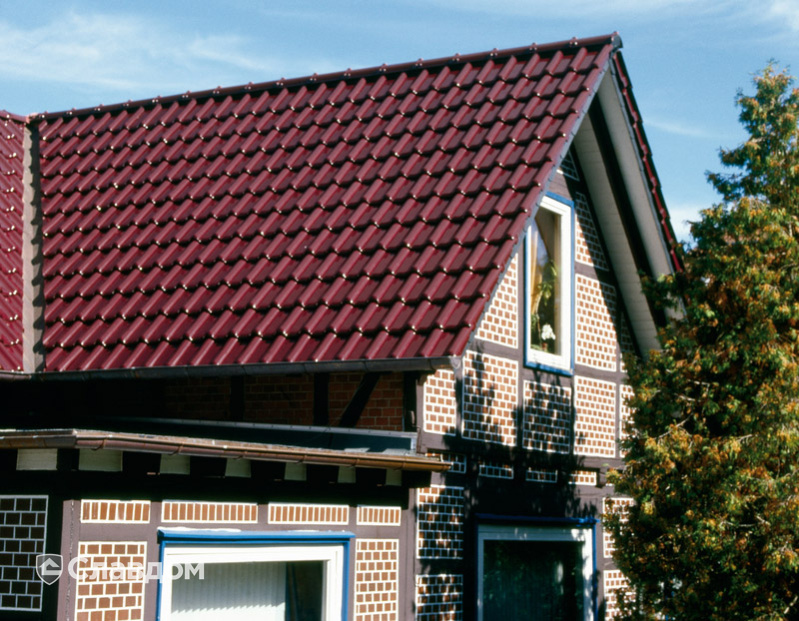 Частный дом с крышей из черепицы Creaton Futura Weinrot Glasiert