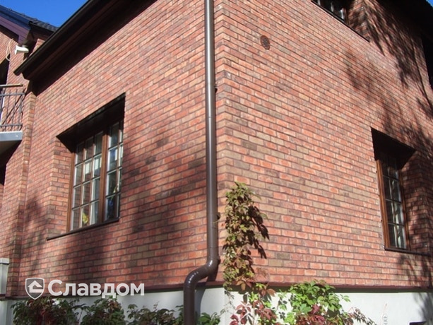 Коттедж с мансардой с облицовкой из кирпича Terca Kastanjebruin