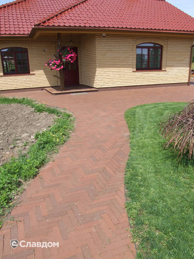 Территория частного дома с применением брусчатки Penter Baltic Klinker Pavers Nuance STT65