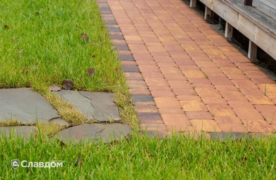 Частный дом в Ленинградской области с мощением плиткой Braer Классико