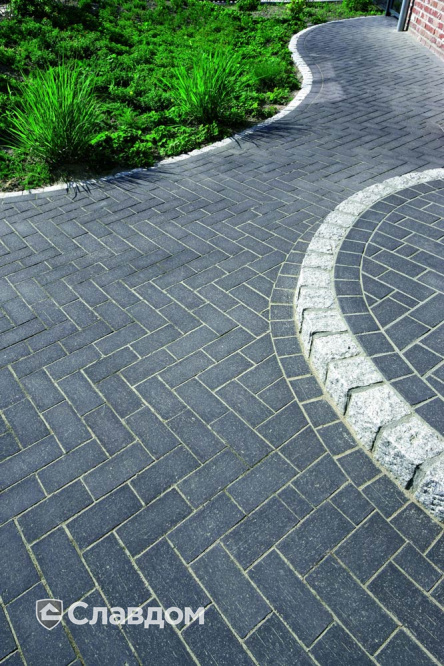 Двор дома с применением брусчатки Vandersanden Milano