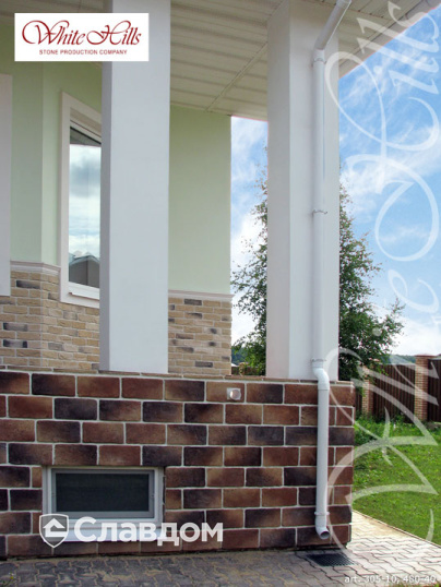 Фасад частного дома с применением облицовочного камня White Hills Бремен брик 305-10
