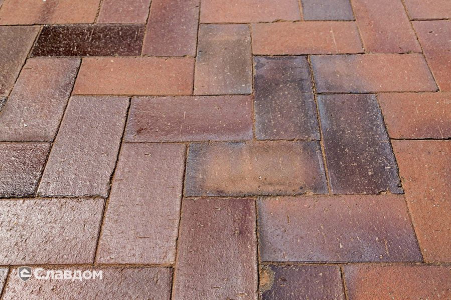 Пешеходная дорожка с применением брусчатки MUHR 04S Rotbraun-bunt special