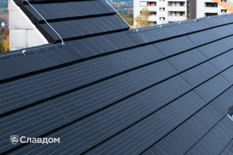 Крыша многоэтажного дома из черепицы Creaton Domino Schwarz Glasiert