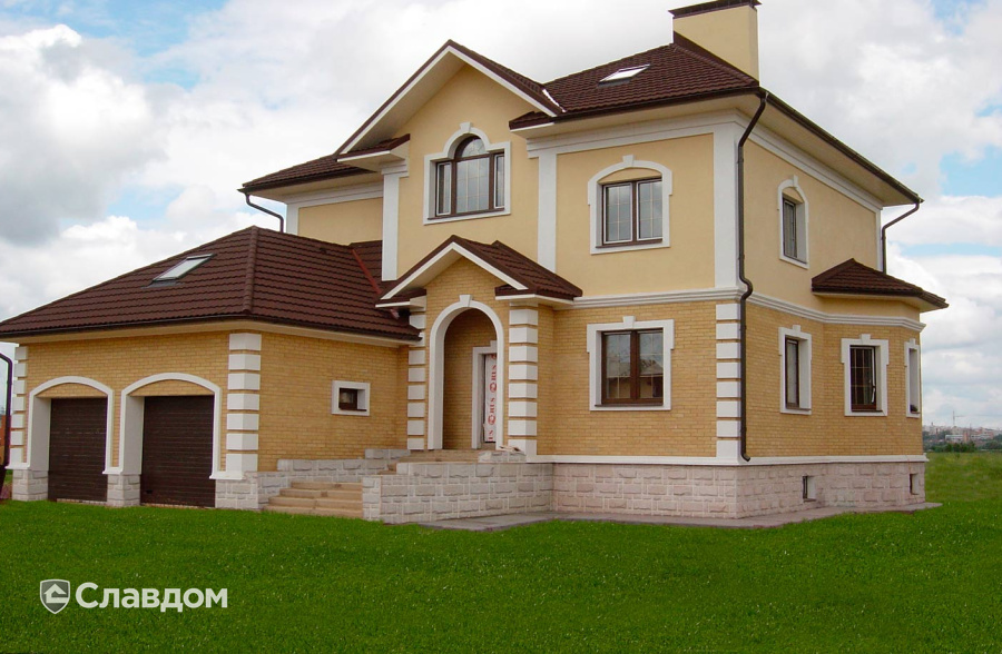 Загородный дом с покрытием крыши из композитной черепицы METROTILE МетроБонд кофе