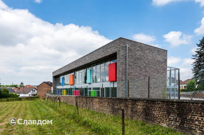 Здание школы с облицовкой кирпичом Terca Iluzo Grijs-zwart