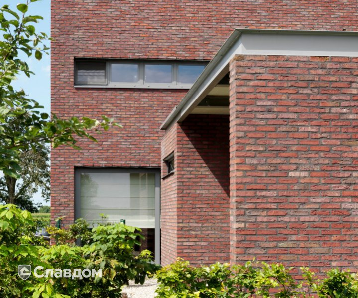 Частный дом в Экло с облицовкой кирпичом Terca Paarsblauw