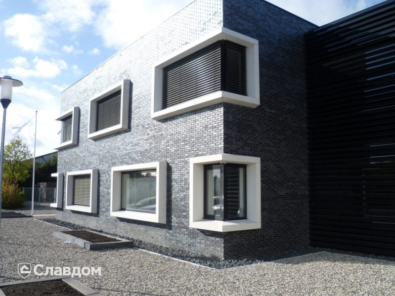 Офис Tolsma Techniek с облицовкой кирпичом Terca Ebonywood