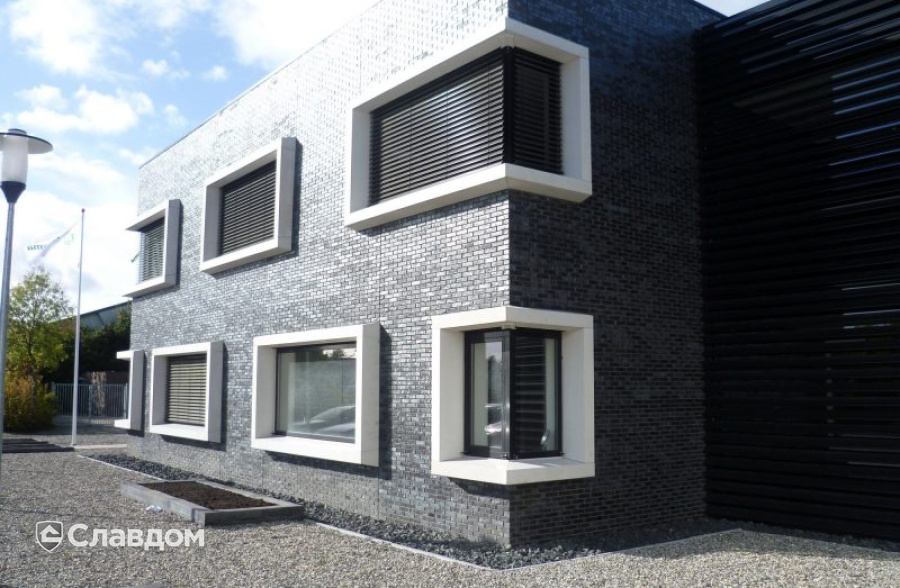 Офис Tolsma Techniek с облицовкой кирпичом Terca Ebonywood