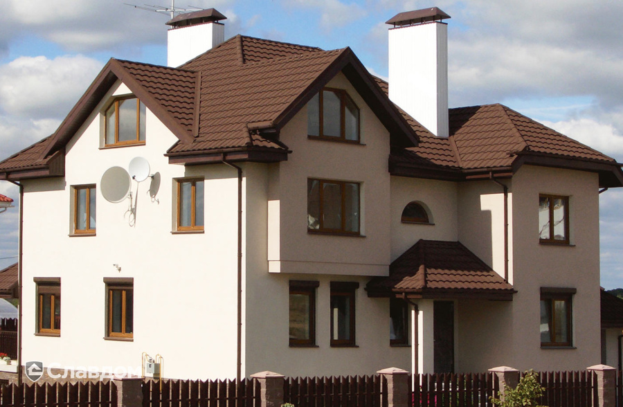 Загородный дом с покрытием крыши из композитной черепицы METROTILE МетроРоман кофе