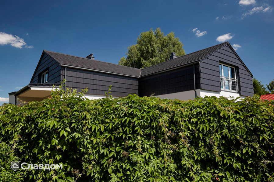 Частный дом с применением керамической черепицы Koramic Orea 9 anthracite matt engobe