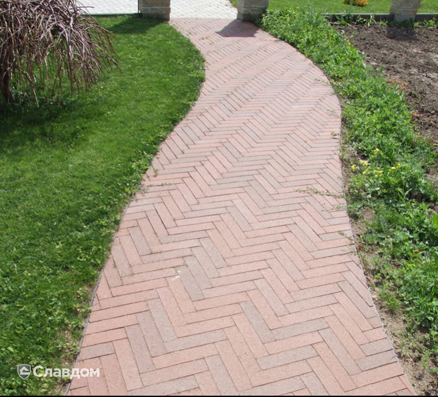 Территория частного дома с применением брусчатки Penter Baltic Klinker Pavers Nuance STT65