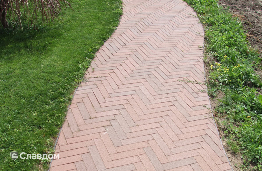 Территория частного дома с применением брусчатки Penter Baltic Klinker Pavers Nuance STT65