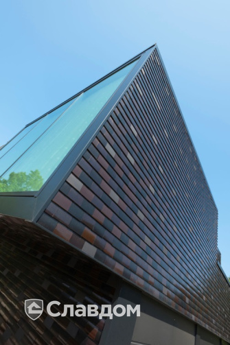 Жилой дом с применением керамической черепицы Koramic 301 Plain Tile Smooth Braised Blue, Anthracite Engobe, Wine Red Glazed