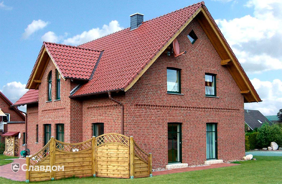 Частный дом с облицовкой кирпичом Roben Formback hellrot bunt и черепицей Bornholm kastanienbraun