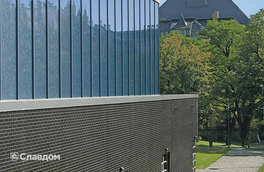 Одноэтажный офисный центр с облицовкой кирпичом Roben Faro Schwarz nuanciert