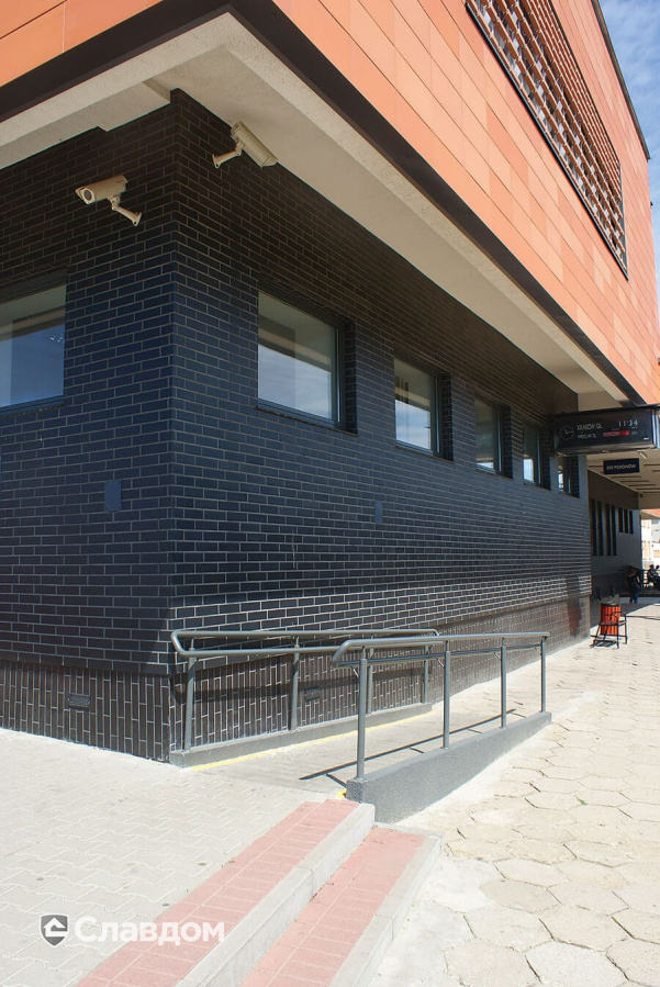 Общественное здание с облицовкой фасадной клинкерной плиткой King Klinker Dream House 08 Polar night