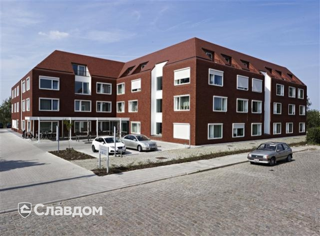 Малоэтажный жилой дом с применением керамической черепицы Koramic 301 Plain Tile Smooth Amarant Engobe