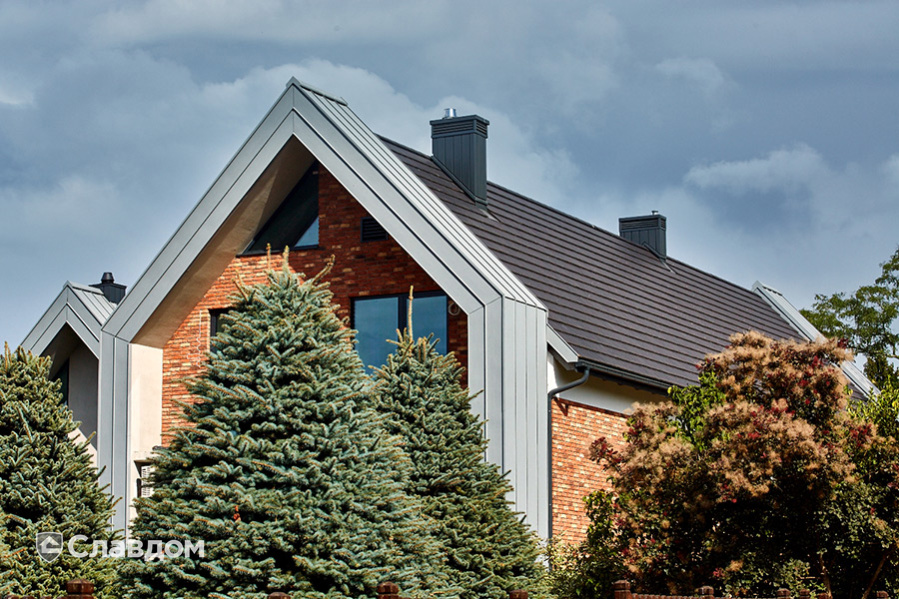 Дом с применением керамической черепицы Koramic Orea 9 anthracite matt engobe