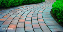 Сад с применением брусчатки Vandersanden Calau 45