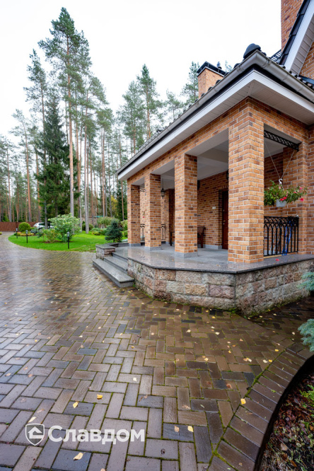 Частный дом с дорожками из брусчатки Penter