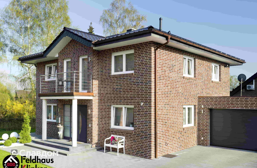 Частный дом с облицовкой кирпичом Feldhaus Klinker 663 sintra cerasi nelino