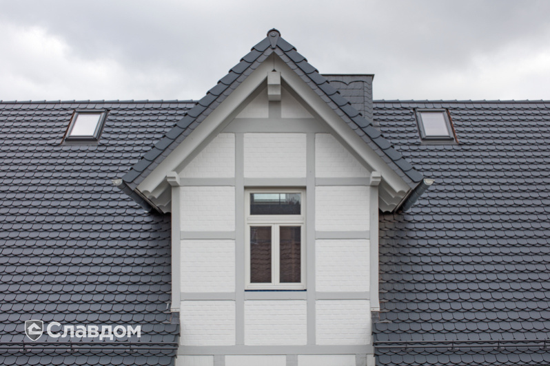 Здание с крышей из черепицы Creaton Biber Klassik Schieferton Engobiert