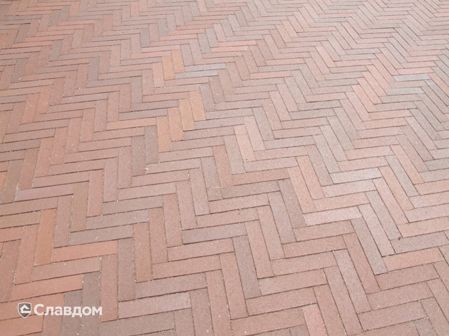 Территория частного дома с применением брусчатки Penter Baltic Klinker Pavers Nuance STT65
