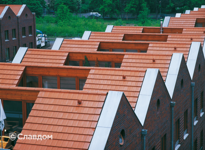 Таунхаус с крышей из черепицы Creaton Domino Naturrot