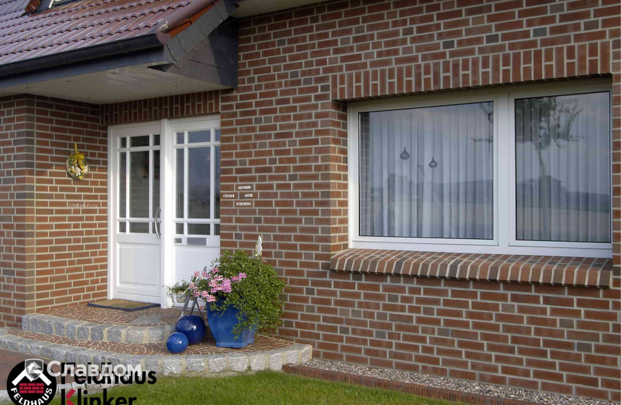 Частный дом с облицовкой кирпичом Feldhaus Kiinker 377 lava maron rustico