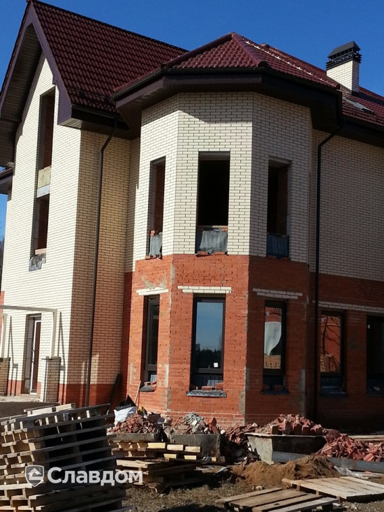 Частный дом в Калужской области с применением брусчатки Erlus Forma