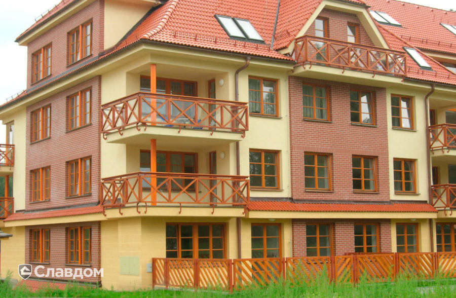 Четырехэтажный частный дом с облицовкой фасадной плиткой Stroeher Keravette Chromatic 215 patrizienrot