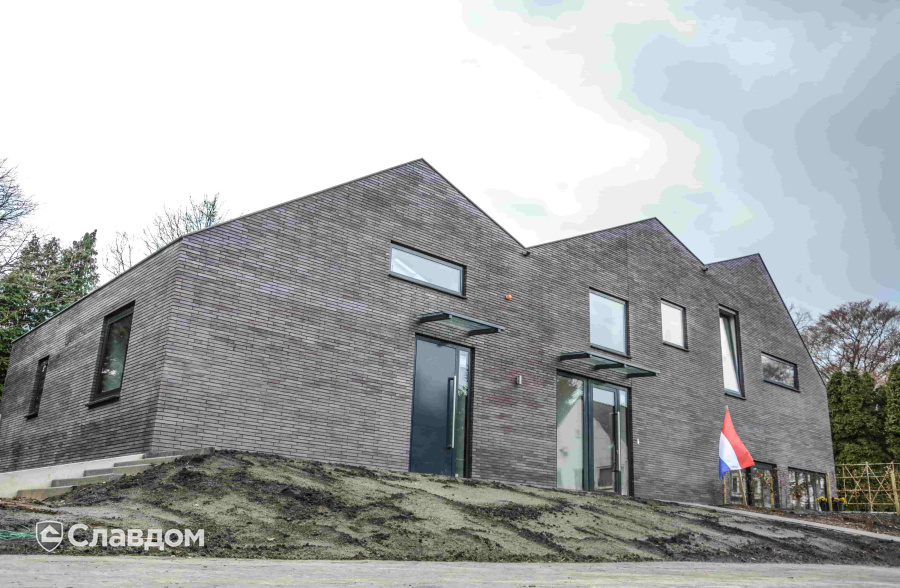 Загородный дом с облицовкой кирпичом MUHR 10 Violettblau geflammt