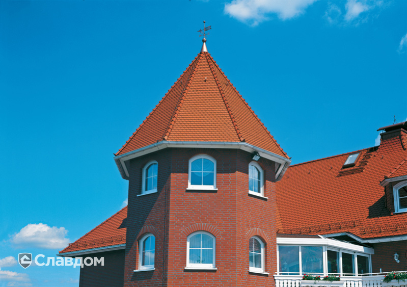Частный кирпичный дом с крышей из черепицы Creaton Biber Klassik Naturrot