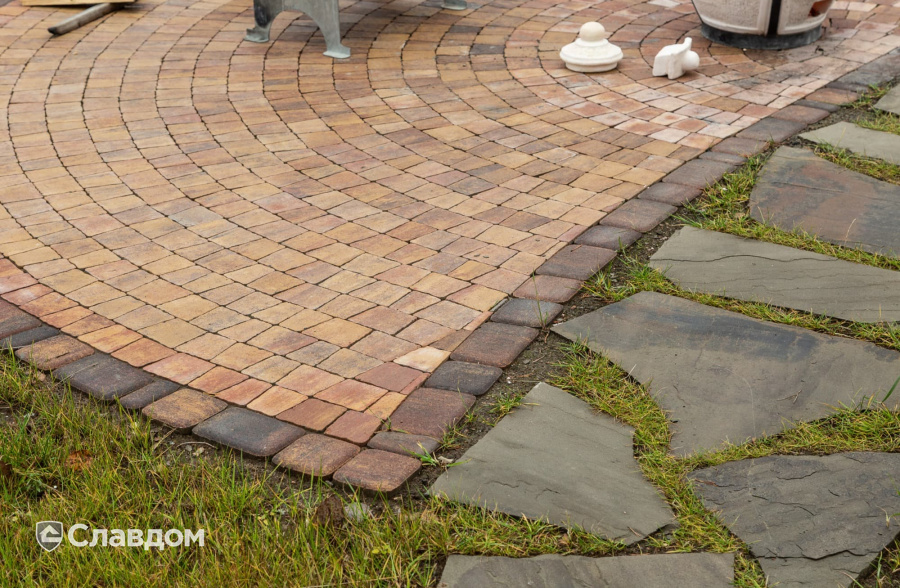 Частный дом в Ленинградской области с мощением плиткой Braer Классико