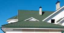 Загородный дом с покрытием крыши из композитной черепицы METROTILE МетроРоман зеленый